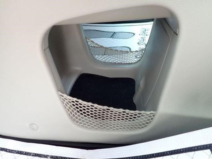 2016-chrysler-town-&-country-image-23