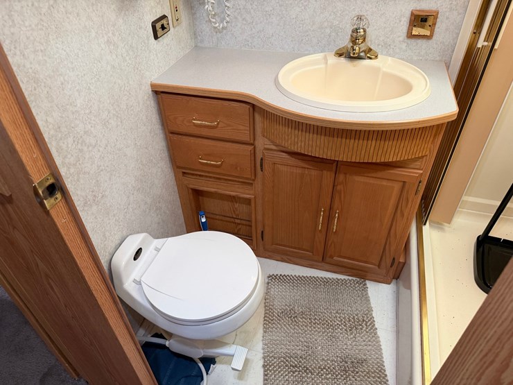 #1490-•-2001-winnebago-adventurer-image-98