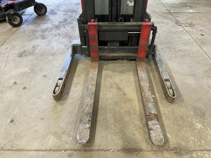 #6062-•-raymond-electric-pallet-stacker-image-8