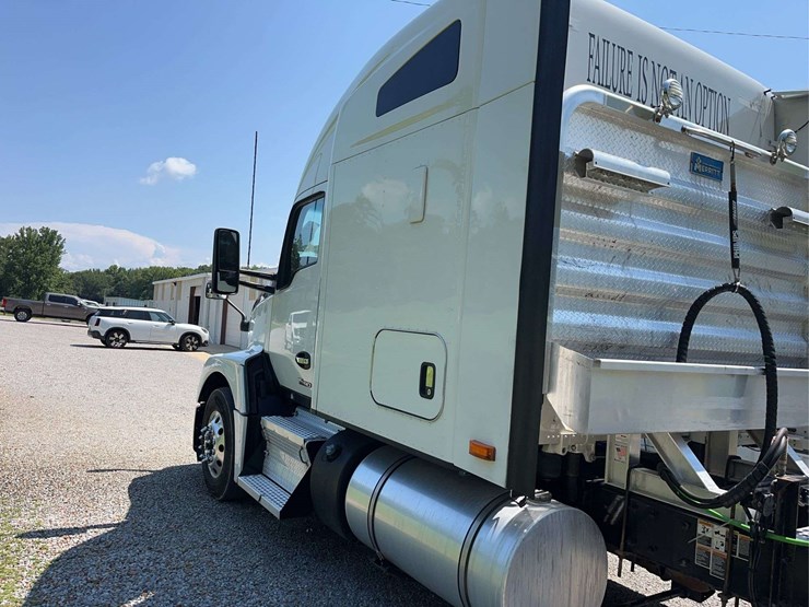 2022-kenworth-t680-image-16