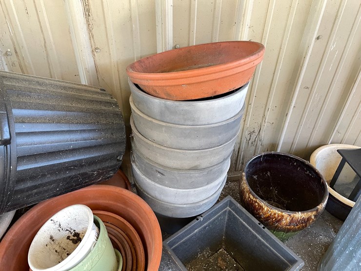 #7175-•-assortment-of-lawn-and-garden-planters-image-7