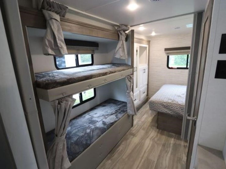 2025-ford-transit-image-38