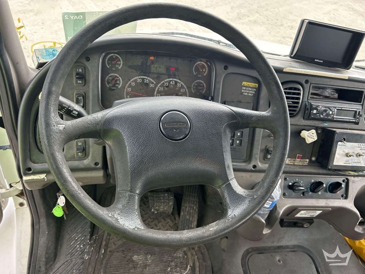 2009-freightliner-m2-106-image-11