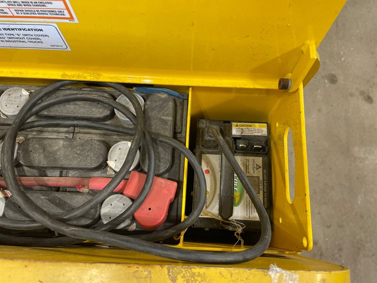 #6063-•-yale-electric-pallet-stacker-image-15