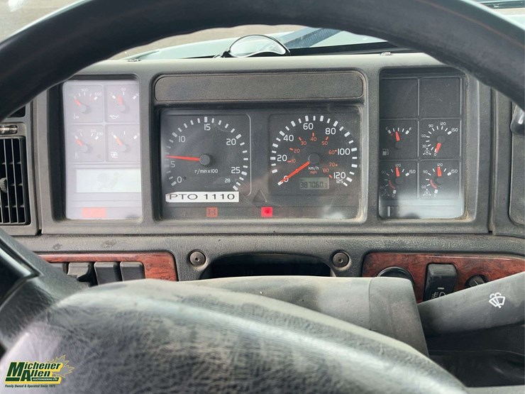 2001-volvo-vnl-t/a-day-cab-tractor-image-13