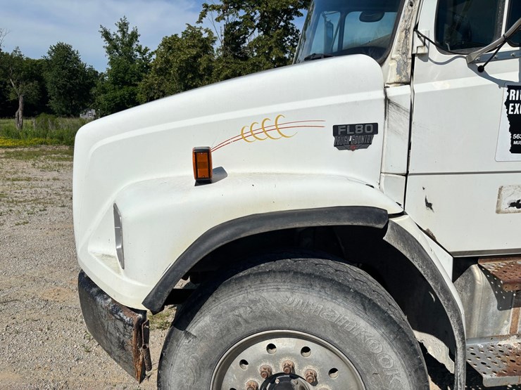 2000-freightliner-fl80-image-7