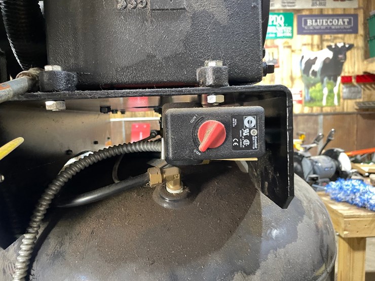 #7109-•-industrial-air-8-gallon-air-compressor-image-13