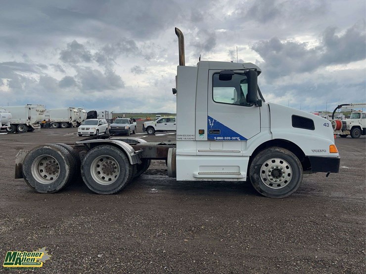 2001-volvo-vnl-t/a-day-cab-tractor-image-6