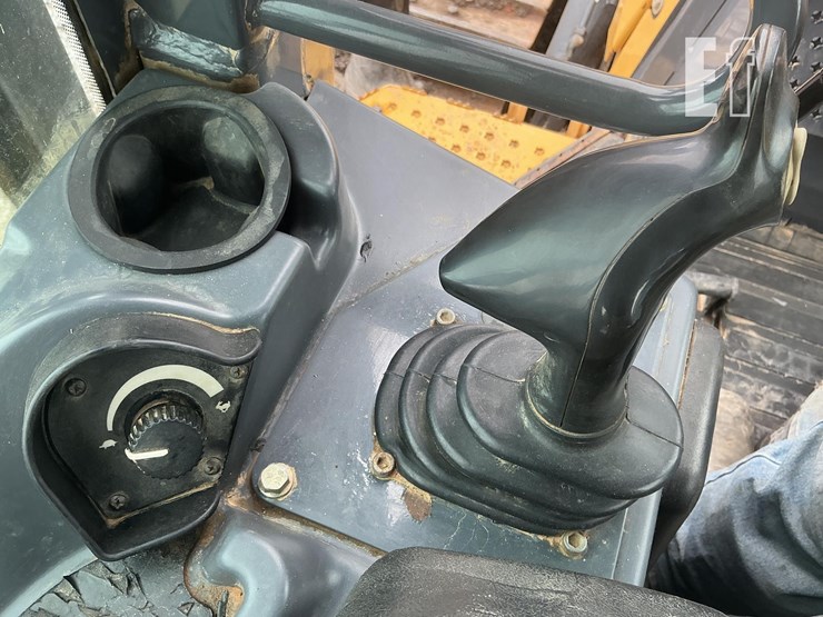 2014-deere-750k-xlt-image-16