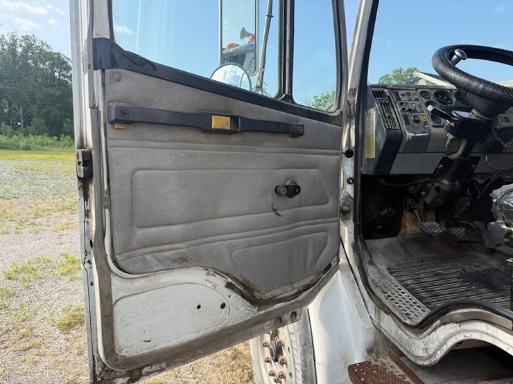 2000-freightliner-fl80-image-92