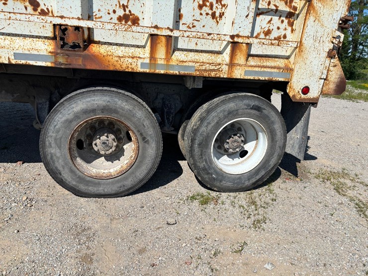2000-freightliner-fl80-image-71