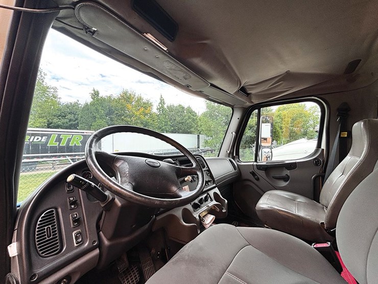 2012-freightliner-m2-106-image-3