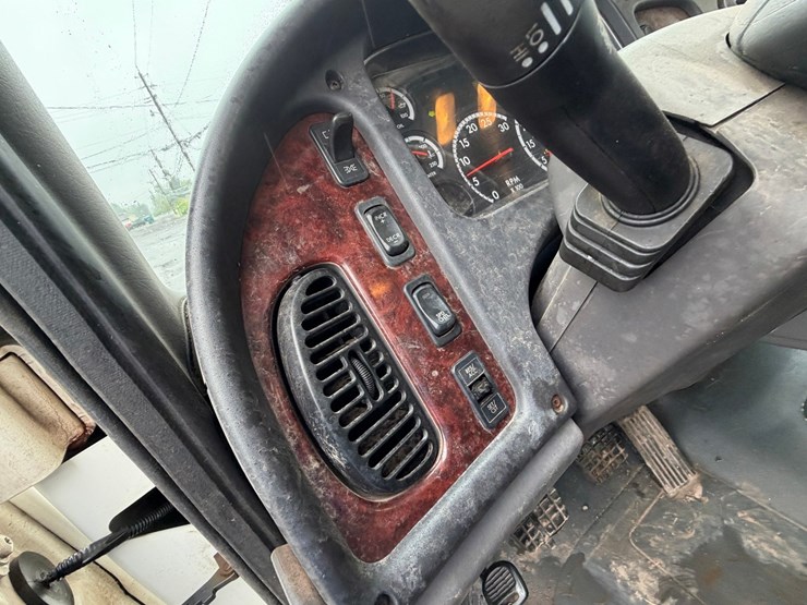 #1797-•-1996-freightliner-m2-lp-truck-image-60