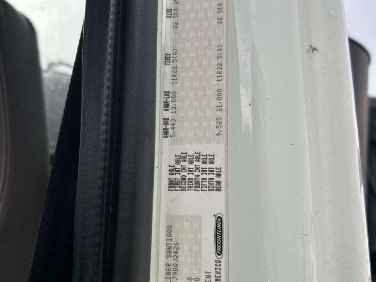 2009-freightliner-m2-106-image-5