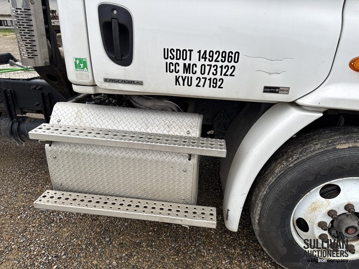 2011-freightliner-cascadia-truck-tractor-image-13