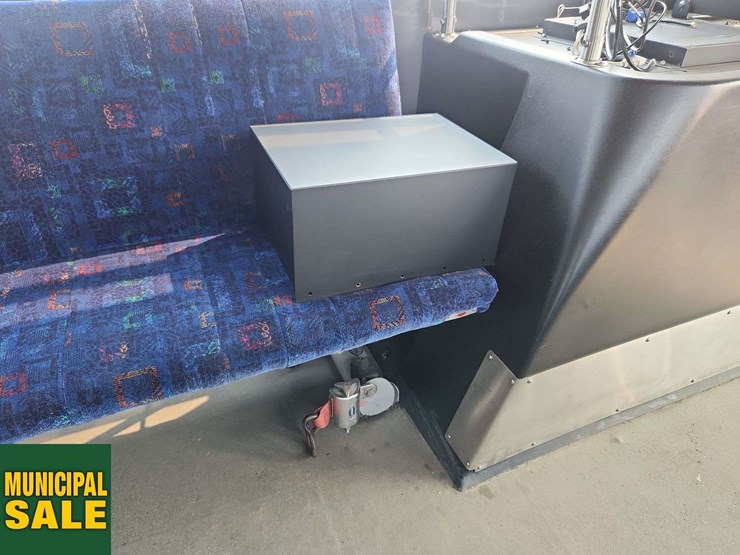 2007-new-flyer-restyled-low-floor-s/a-passenger-wheelchair-accessible-bus-image-33