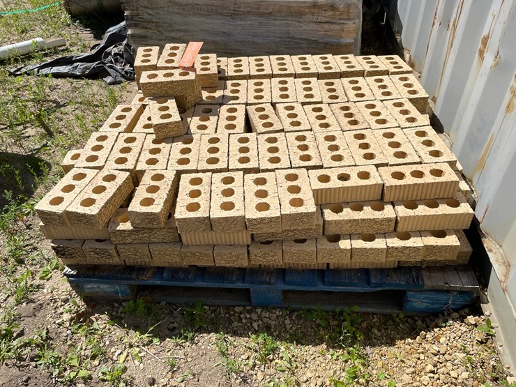 #7116-•-partial-pallet-of-landscape-brick-image-1