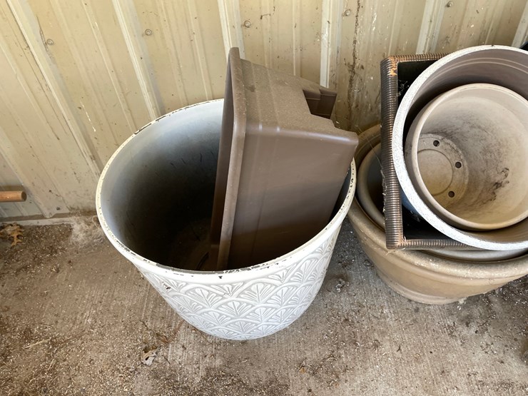 #7175-•-assortment-of-lawn-and-garden-planters-image-9