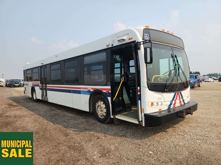 2007-new-flyer-restyled-low-floor-s/a-passenger-wheelchair-accessible-bus-image-2