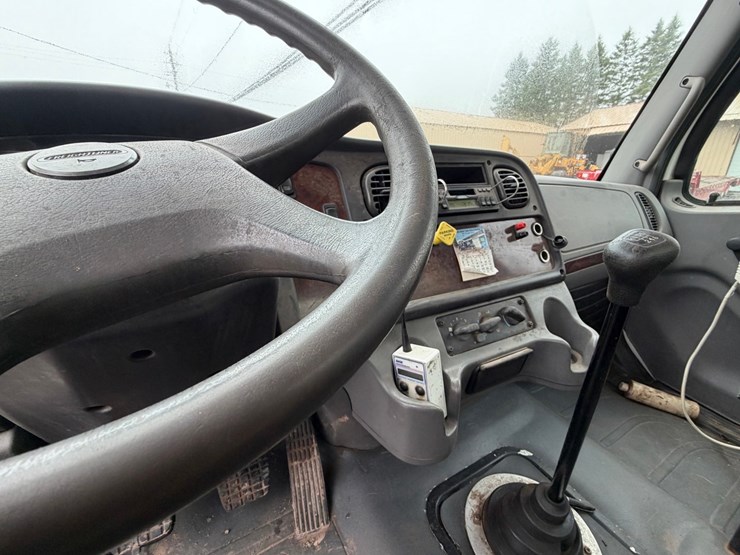 #1797-•-1996-freightliner-m2-lp-truck-image-61
