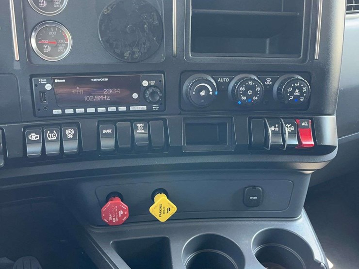 2022-kenworth-t680-image-38