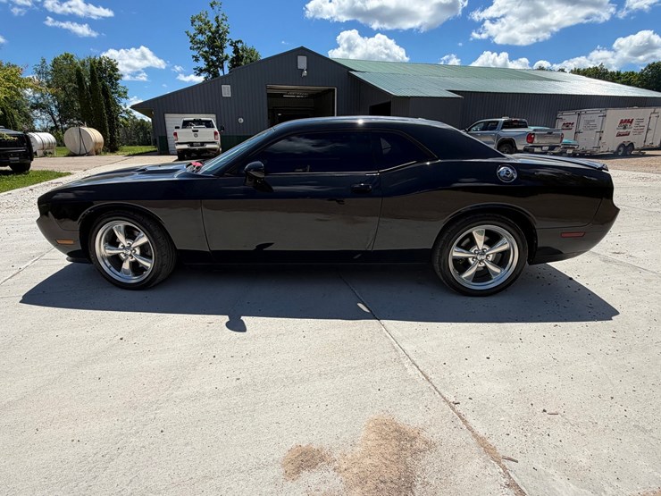 #1465-•-2013-dodge-challenger-sxt-image-2