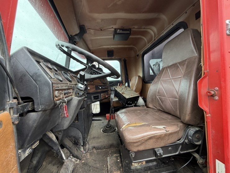 1992-freightliner-usf-1e-asphalt-distributor-truck-image-23