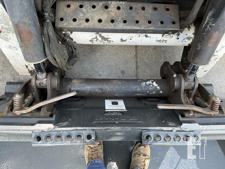 2008-bobcat-s300-image-10