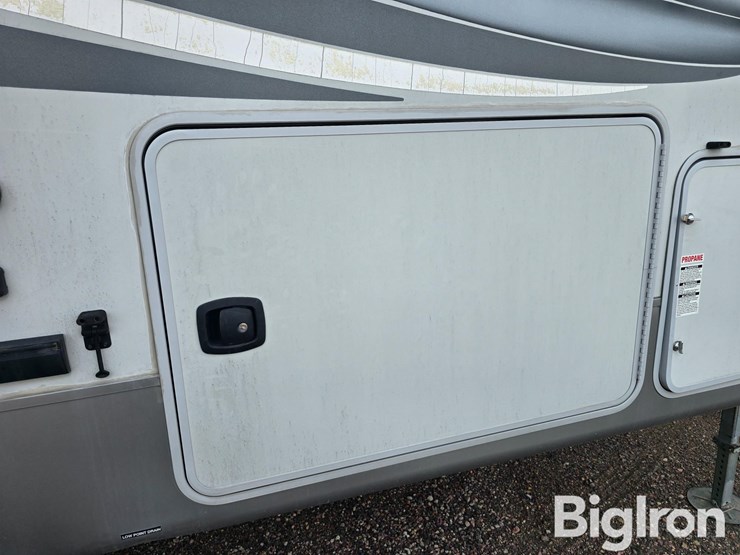 2014-forest-river-silverback-29refw-5th-wheel-camper-image-14