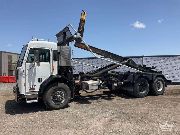 2015-peterbilt-320-image-7