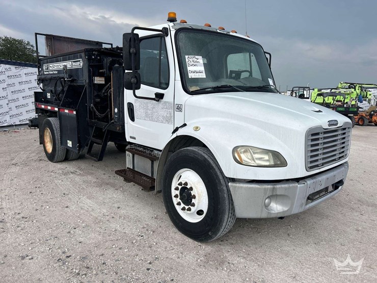 2009-freightliner-m2-106-image-2