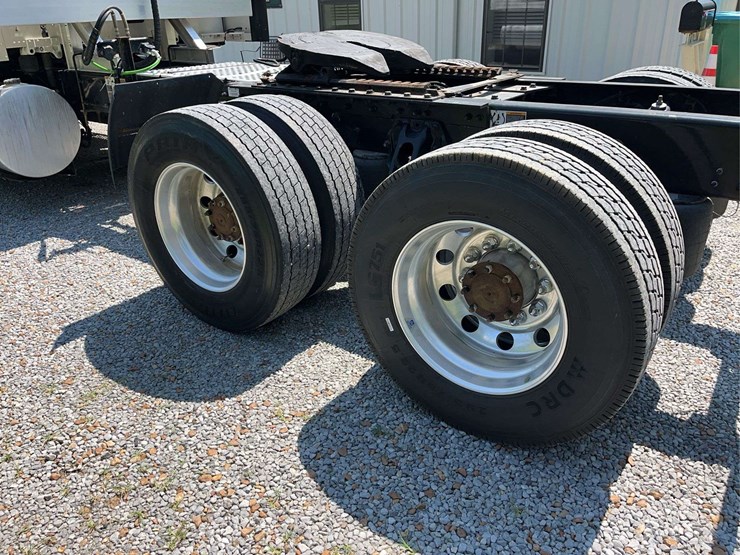 2022-kenworth-t680-image-15