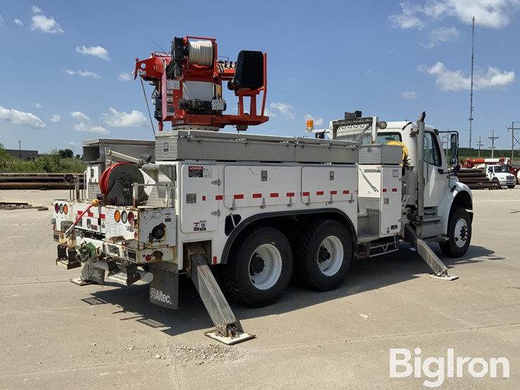 2012-freightliner-m2-106-image-13