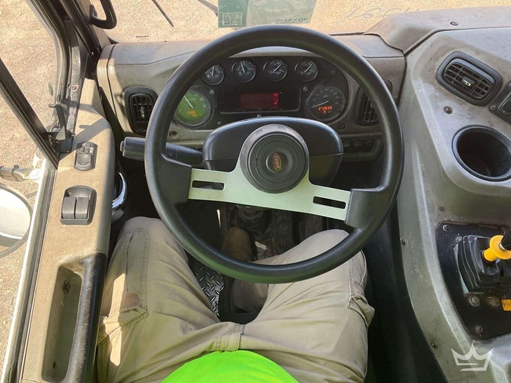 2015-peterbilt-320-image-21