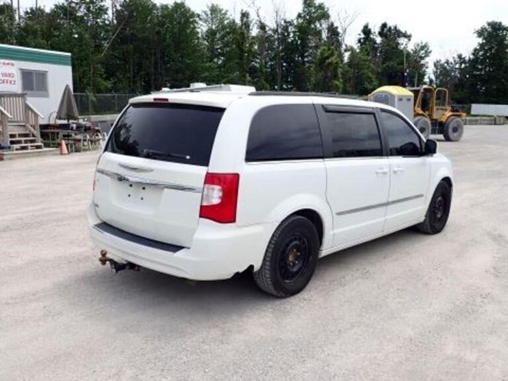 2016-chrysler-town-&-country-image-5