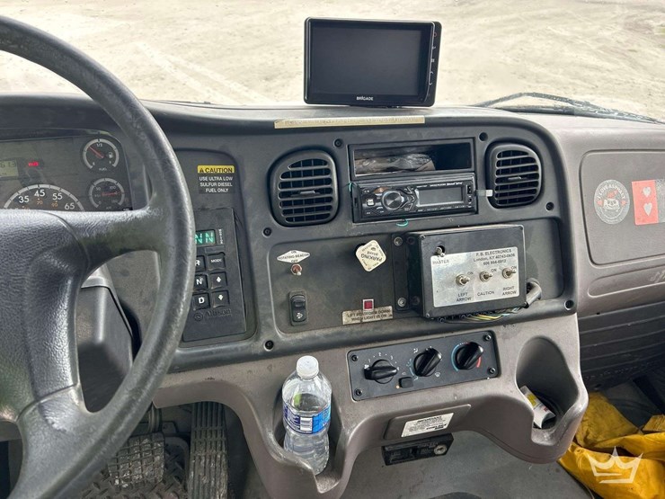 2009-freightliner-m2-106-image-15