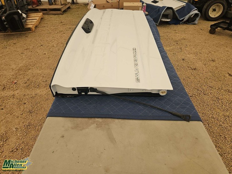 chevrolet-tailgate-4th-generation-image-2