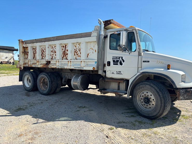 2000-freightliner-fl80-image-5