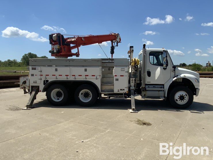2012-freightliner-m2-106-image-12