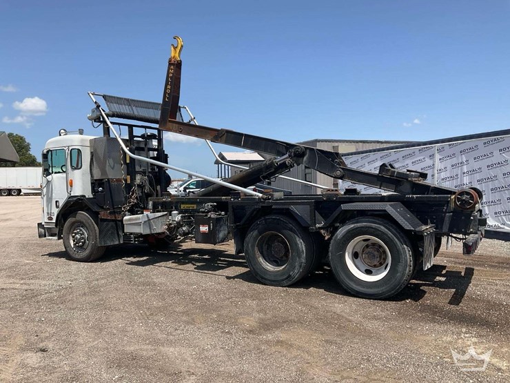 2015-peterbilt-320-image-6