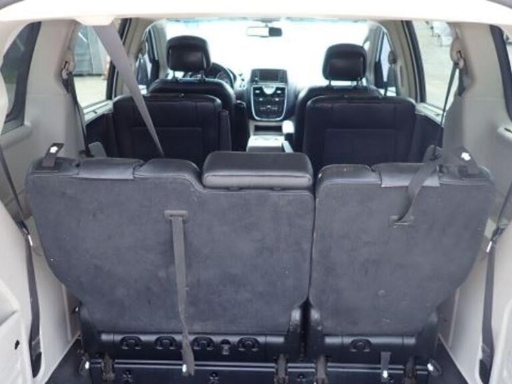 2016-chrysler-town-&-country-image-34