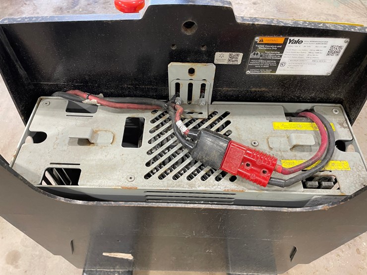 #6061-•-yale-electric-pallet-jack-image-10