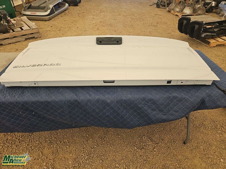 chevrolet-tailgate-4th-generation-image-1