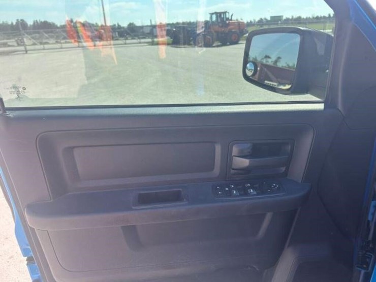2021-ram-1500-classic-image-22