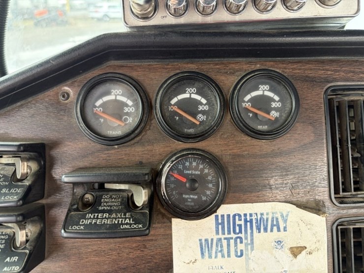 1997-freightliner-usf-1e-asphalt-distributor-truck-image-29