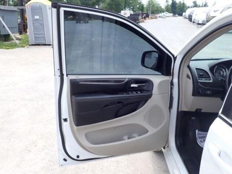 2016-chrysler-town-&-country-image-13