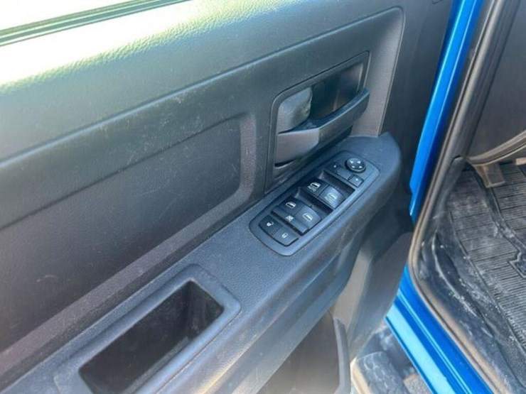 2021-ram-1500-classic-image-24