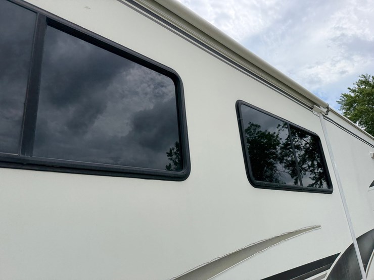 #1490-•-2001-winnebago-adventurer-image-15