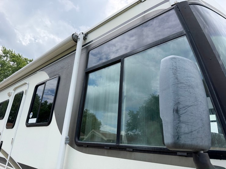 #1490-•-2001-winnebago-adventurer-image-32