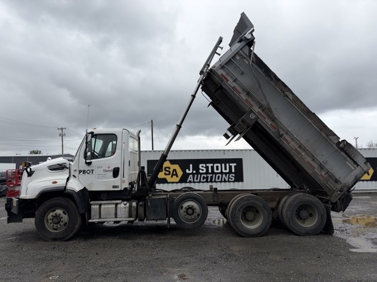 2018-freightliner-114sd-image-37